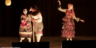 Cyrano, un spectacle inouï, avec seulement trois comédiennes, éclairé à la bougie