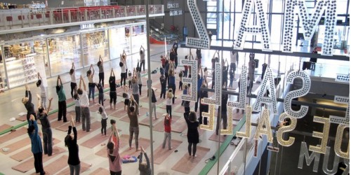 Yog-art, le yoga du Centre Pompidou, une activité à partager en famille dès 5 ans.
