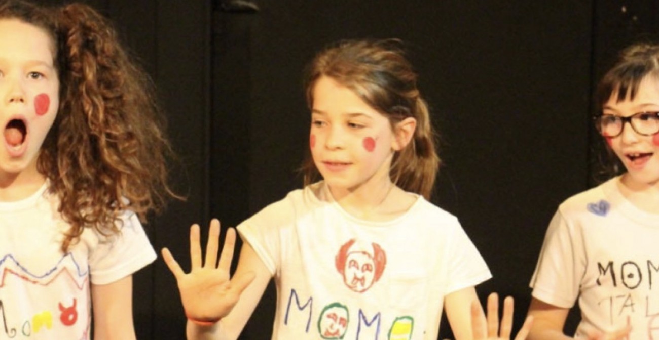 Un stage de théâtre pour les enfants et les adolescents. Théâtre, une proposition amusante pour les occuper pendant les vacances. De 7 à 14 ans.