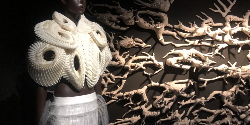 Les tenues géniales de la créatrice de mode Iris van Herpen au MAD